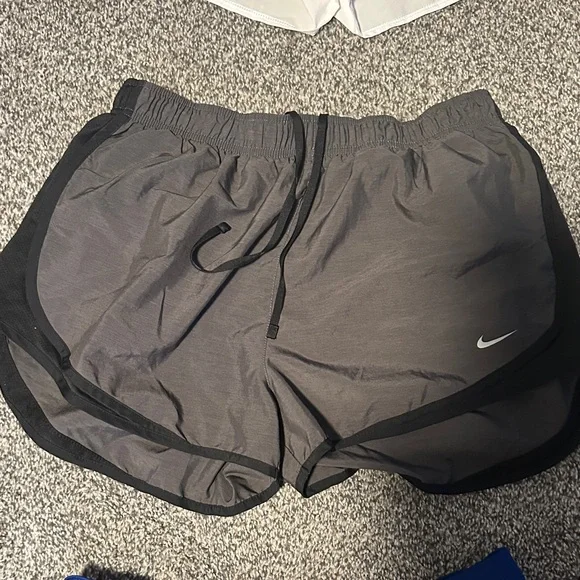 Under Armour & Nike Women’s Athletic Shorts XL - Picture 3 of 4